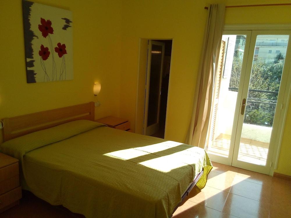 Hostal Lleida Calafell Exterior photo